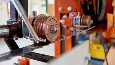 Як відрегулювати напрямні ролики пилки?