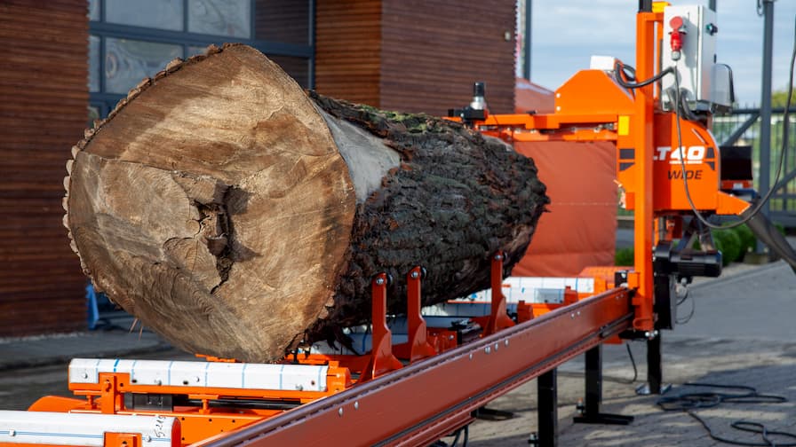 LT40WIDE ready to mill a massive log thanks to the WIDE head